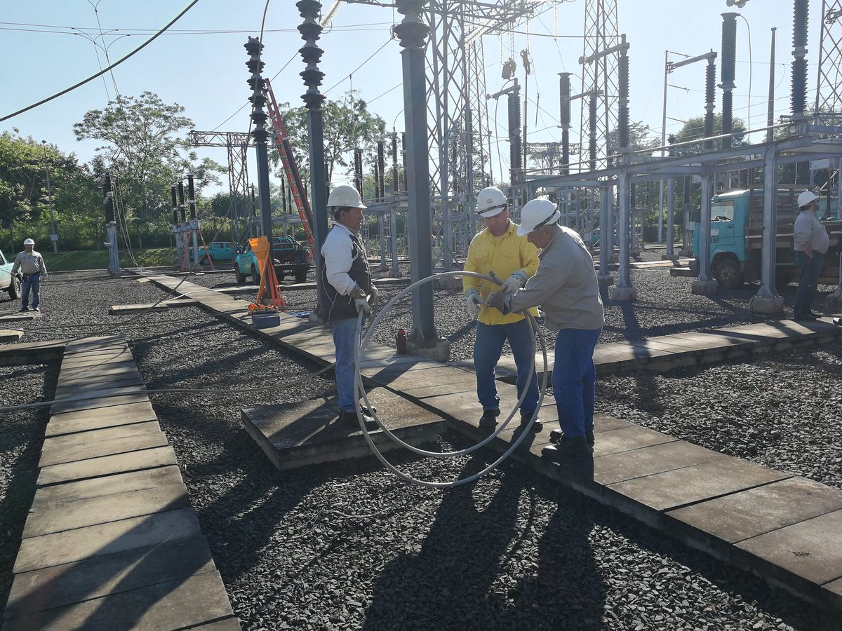 ANDEOficial's tweet photo. Tambien permitirá en un futuro disminuir el tiempo de una eventual interrupción en el suministro eléctrico y agilizar los trabajos de reposición de la energía eléctrica, en caso de tormentas o cualquier situación de emergencia.
#ANDEdelagente https://t.co/gkX2razIDe