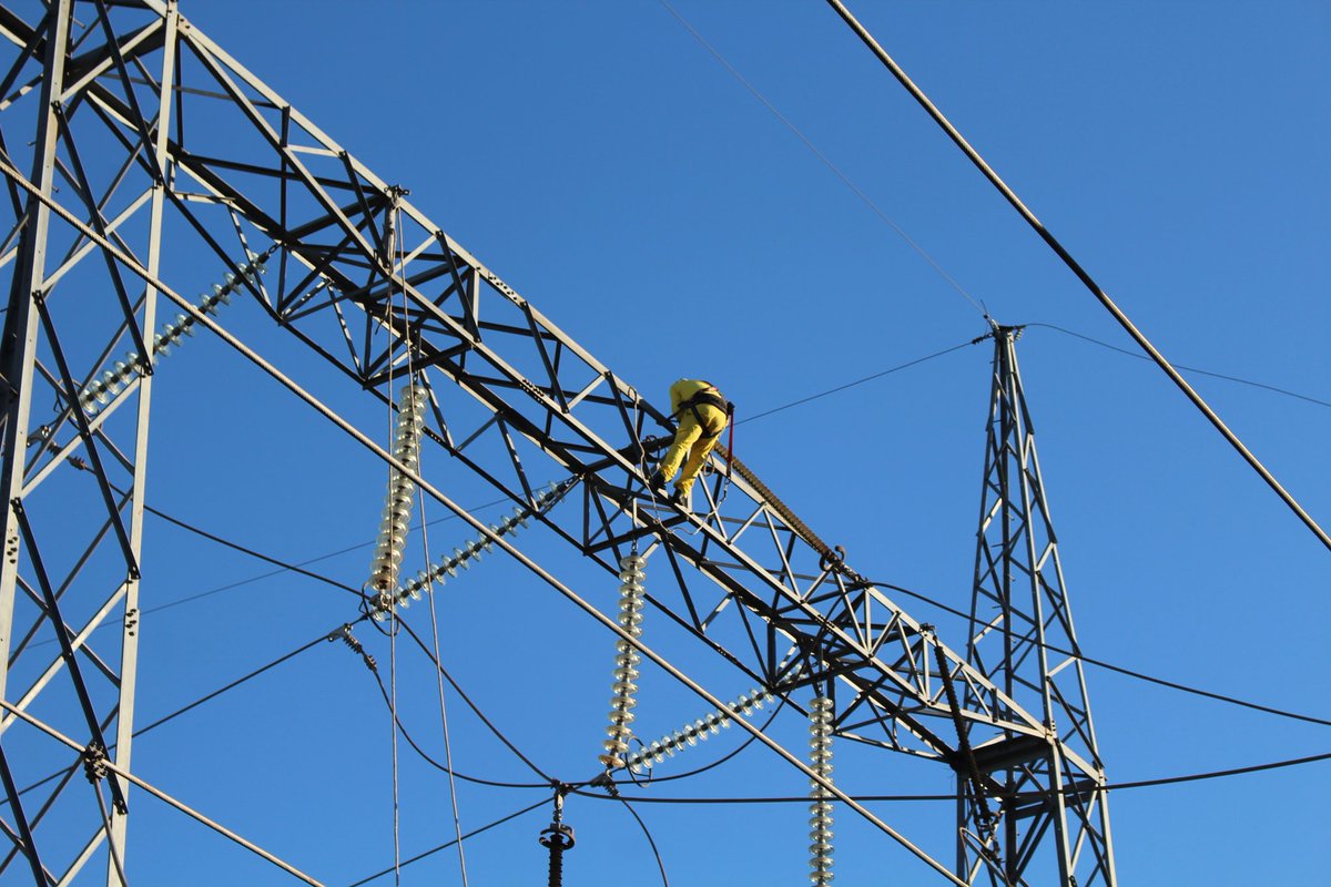 ANDEOficial's tweet photo. Tambien permitirá en un futuro disminuir el tiempo de una eventual interrupción en el suministro eléctrico y agilizar los trabajos de reposición de la energía eléctrica, en caso de tormentas o cualquier situación de emergencia.
#ANDEdelagente https://t.co/gkX2razIDe