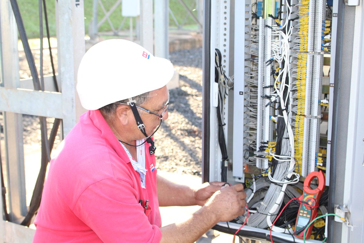 ANDEOficial's tweet photo. Tambien permitirá en un futuro disminuir el tiempo de una eventual interrupción en el suministro eléctrico y agilizar los trabajos de reposición de la energía eléctrica, en caso de tormentas o cualquier situación de emergencia.
#ANDEdelagente https://t.co/gkX2razIDe