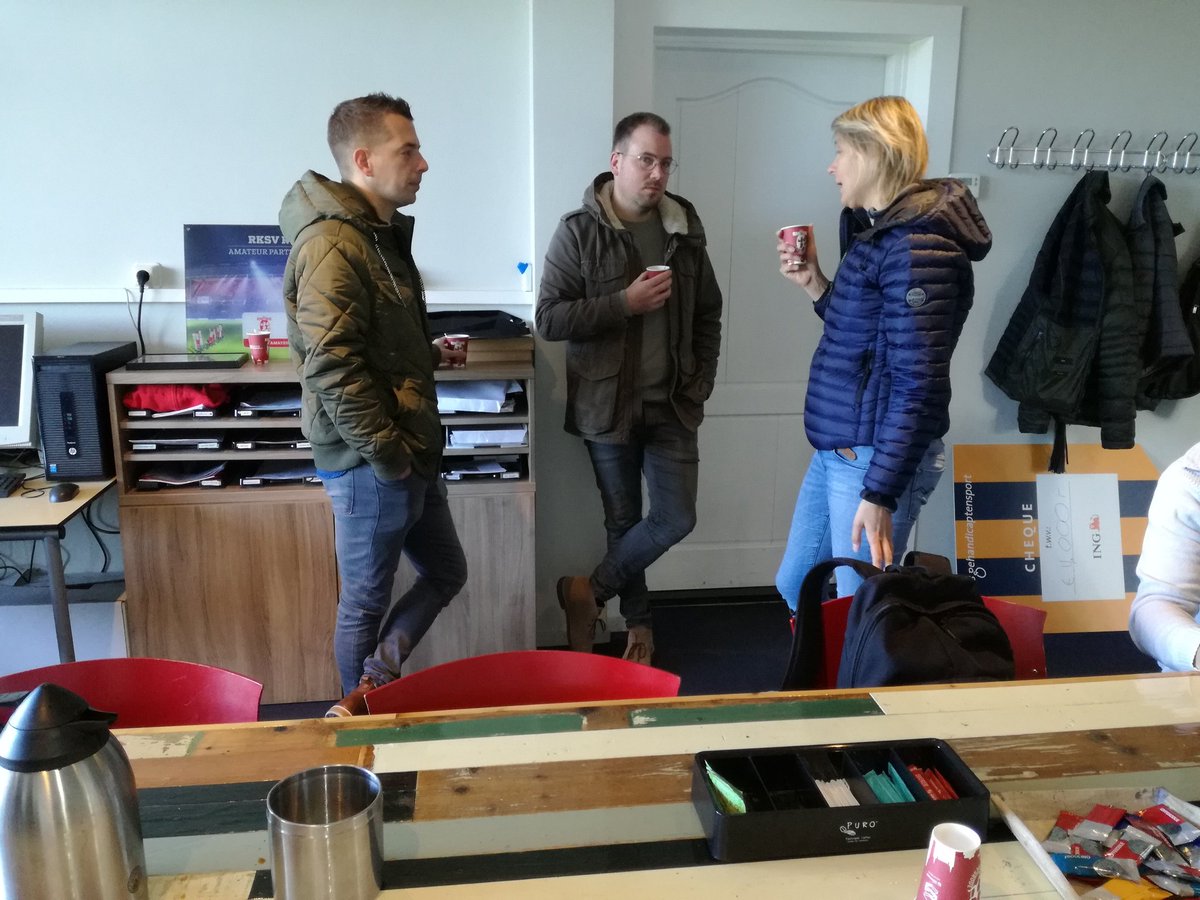 rksv_rhode's tweet photo. TV filmploeg van KRO/NCRV op bezoek bij Rhode.

Niet voor de velden, maar voor Lotte, VR1. En voor haar broer Pim en vriend Joost.

Beelden zijn te zien in: De Monitor, draagmoederschap, op din 13-11-2018, 21:30 NPO 2
 
Foto
1 Pim, Joost, Miranda
2 Lotte, Hans
4 Leon Ivo Miranda https://t.co/6wc4cPLYUk