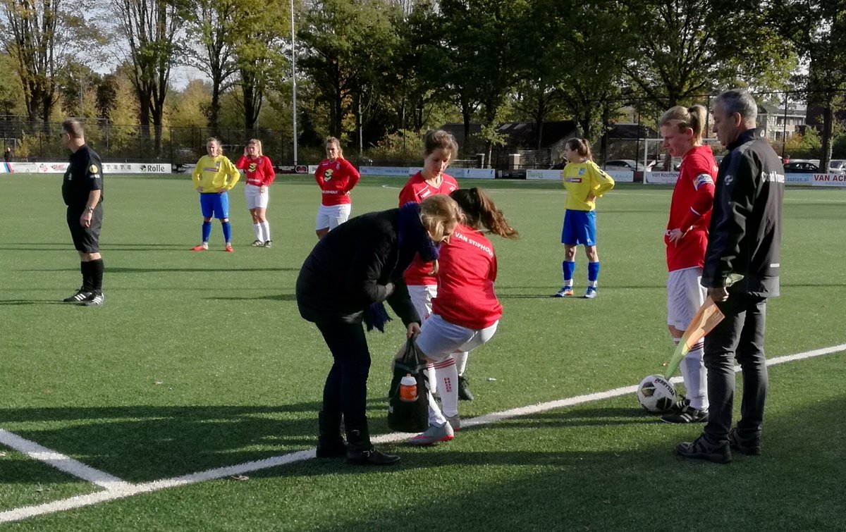 rksv_rhode's tweet photo. TV filmploeg van KRO/NCRV op bezoek bij Rhode.

Niet voor de velden, maar voor Lotte, VR1. En voor haar broer Pim en vriend Joost.

Beelden zijn te zien in: De Monitor, draagmoederschap, op din 13-11-2018, 21:30 NPO 2
 
Foto
1 Pim, Joost, Miranda
2 Lotte, Hans
4 Leon Ivo Miranda https://t.co/6wc4cPLYUk