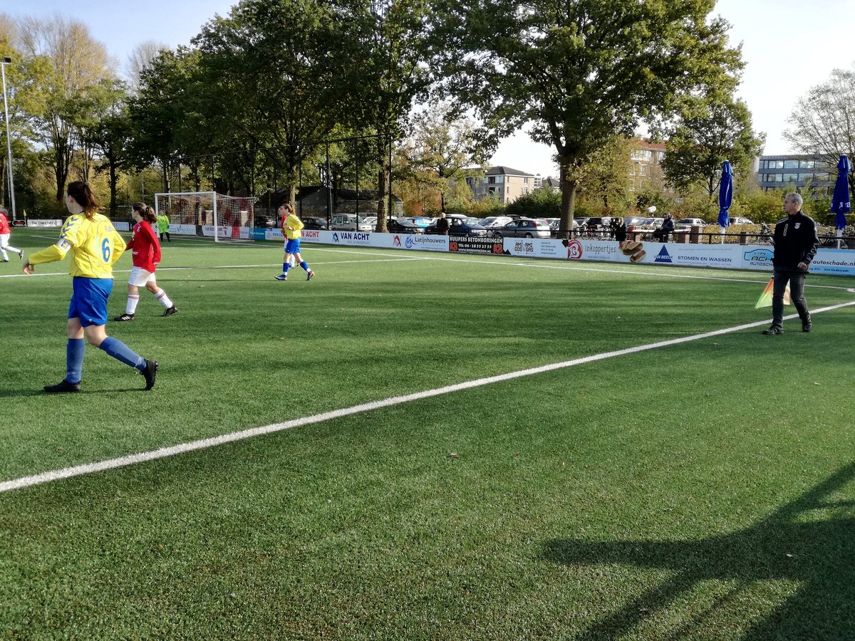 rksv_rhode's tweet photo. TV filmploeg van KRO/NCRV op bezoek bij Rhode.

Niet voor de velden, maar voor Lotte, VR1. En voor haar broer Pim en vriend Joost.

Beelden zijn te zien in: De Monitor, draagmoederschap, op din 13-11-2018, 21:30 NPO 2
 
Foto
1 Pim, Joost, Miranda
2 Lotte, Hans
4 Leon Ivo Miranda https://t.co/6wc4cPLYUk