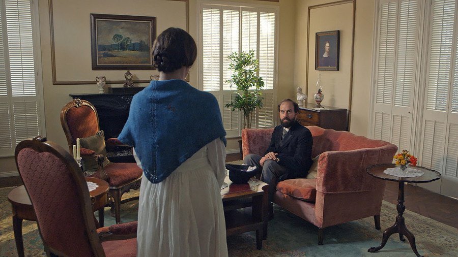 tattwa_channel's tweet photo. „Szalone noce z Emily” to jednak film chyba tylko dla fanów twórczości Emily Dickinson. Ja po seansie nie lubię jej poezji jeszcze bardziej. Ale pomimo lekkiej formy dostarcza wielu ciekawostek i odczarowuje wypaczony obraz poetki, który przeszedł - niestety - do historii. #aff9 https://t.co/ybMo0Mzj5v