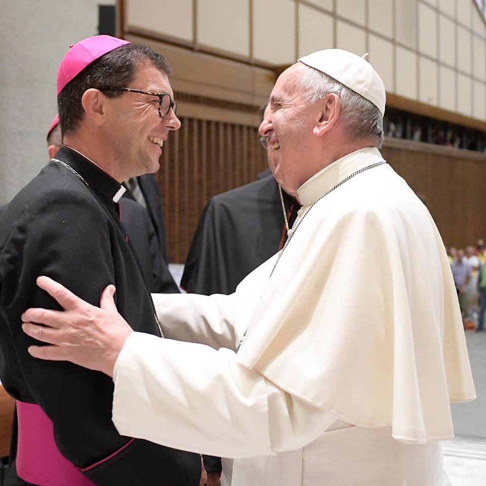 CathVoicesCH's tweet photo. https://t.co/qZvxC0hVjX Message personnel de Mgr Gobillard aux jeunes #Synode #Pape #Jeunes #François @EGobilliard @synod2018 @Pontifex_fr https://t.co/gZUTQrM31O