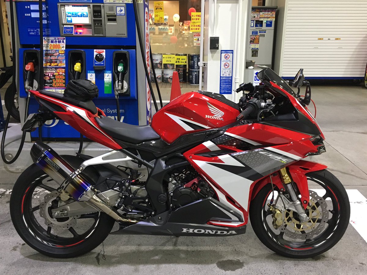 Sawasi Cbr250rr 新型ニダボmc51これね Mc22と比べても加速は同等だし足回りが素晴らしく気持ち良いくらいよく曲がる 90年代バトルマシンとも峠で互角に闘えるだけの性能あるよ Mc22に惚れ込んで11年乗り続けてる私が言うんだから間違い無い