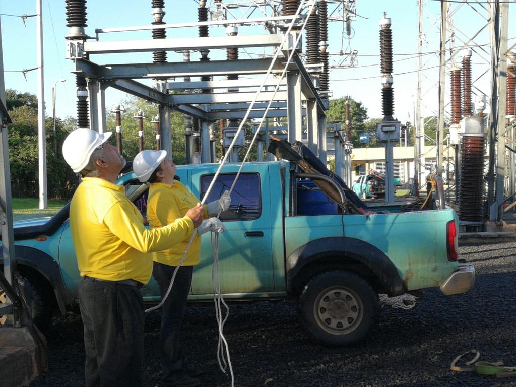 ANDEOficial's tweet photo. Funcionaria técnica del Dpto de Mantenimiento de Líneas de Transmisión, Zulma Victoria Lobo 💪💪💪 trabajando en la Subestación Santa Rosa para refuerzo del sistema eléctrico de la Región Norte.
Mujer ANDINA con sentido de pertenencia.
#ANDEdelaGente https://t.co/lO06hE0P4t