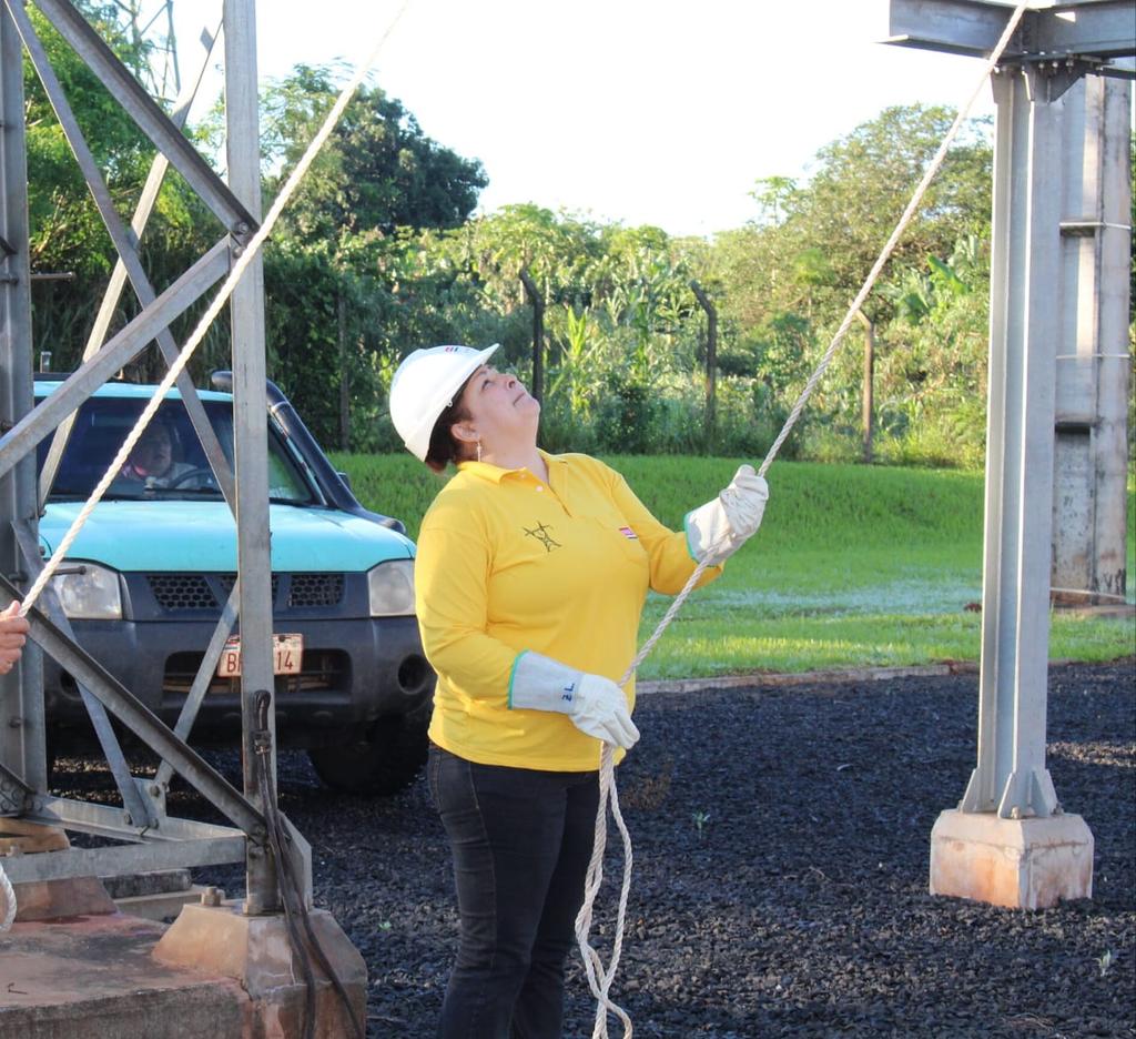 ANDEOficial's tweet photo. Funcionaria técnica del Dpto de Mantenimiento de Líneas de Transmisión, Zulma Victoria Lobo 💪💪💪 trabajando en la Subestación Santa Rosa para refuerzo del sistema eléctrico de la Región Norte.
Mujer ANDINA con sentido de pertenencia.
#ANDEdelaGente https://t.co/lO06hE0P4t