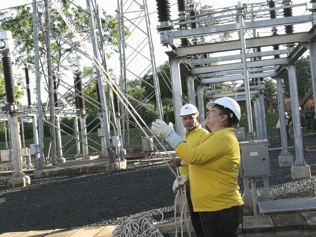 ANDEOficial's tweet photo. Funcionaria técnica del Dpto de Mantenimiento de Líneas de Transmisión, Zulma Victoria Lobo 💪💪💪 trabajando en la Subestación Santa Rosa para refuerzo del sistema eléctrico de la Región Norte.
Mujer ANDINA con sentido de pertenencia.
#ANDEdelaGente https://t.co/lO06hE0P4t