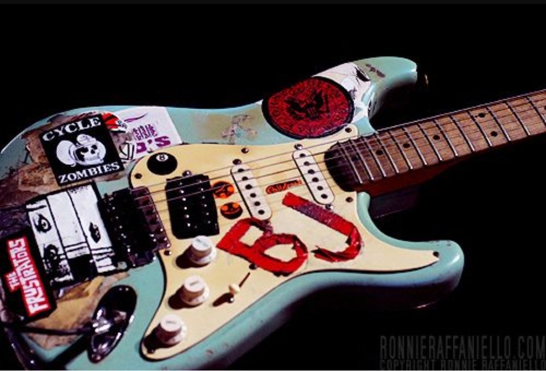 GDfrancophone's tweet photo. Je l'adore 🤩

#GreenDay #billiejoearmstrong #guitare #blue https://t.co/zhc6hgblFB