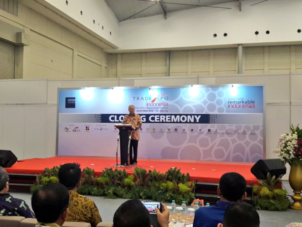 Kemendag's tweet photo. 1. Hingga pukul 12.00 siang ini, #TEI2018 berhasil membukukan transaksi USD 8,45 miliar atau Rp126,77 triliun, meningkat 5 kali lipat lebih dari target sebesar USD 1,5 miliar. #GenjotEkspor https://t.co/9C28xAzgOU