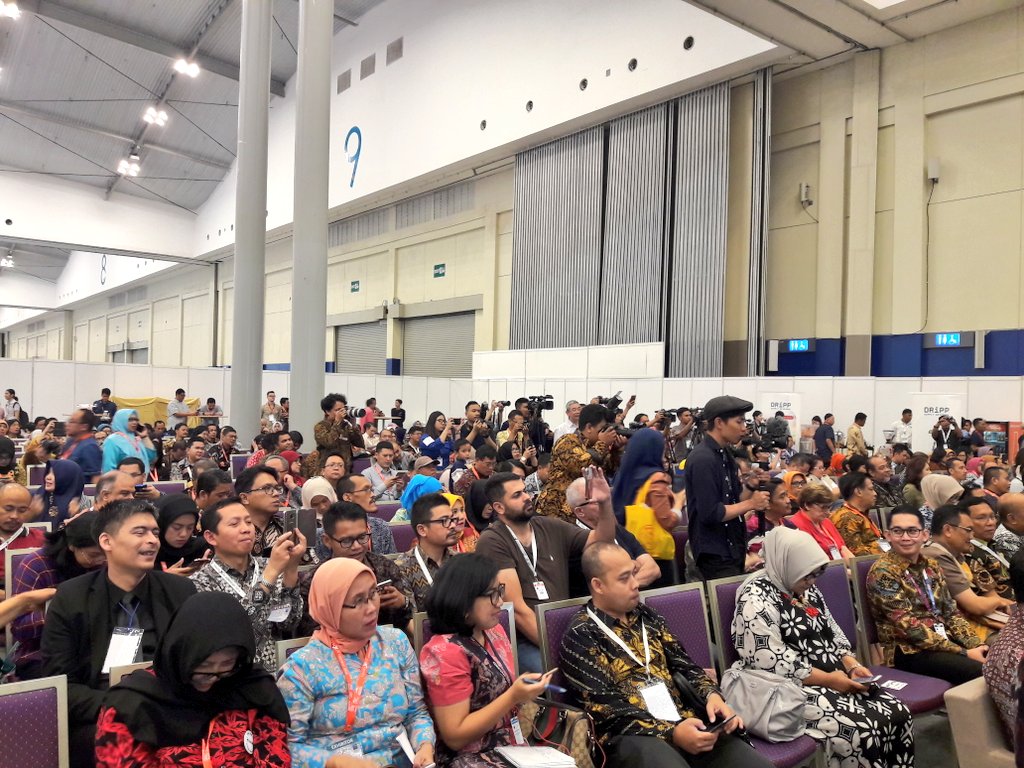 Kemendag's tweet photo. 1. Hingga pukul 12.00 siang ini, #TEI2018 berhasil membukukan transaksi USD 8,45 miliar atau Rp126,77 triliun, meningkat 5 kali lipat lebih dari target sebesar USD 1,5 miliar. #GenjotEkspor https://t.co/9C28xAzgOU