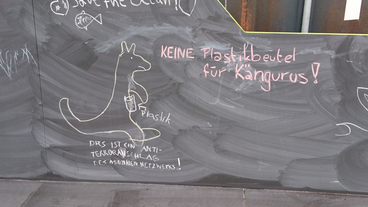 greenpeace_bln's tweet photo. Kleiner Ausflugstipp für den Sonntag Nachmittag: Das #oceanplasticslab zeigt euch wie Wissenschaft dabei hilft, die Plastik Flut auf unserem Planeten zu bekämpfen. Mehr Infos gibt's hier https://t.co/kWLggRIQl7.
P. S. Umsonst und draußen :)
#breakfreefromplastic https://t.co/pyEIvWIdNF