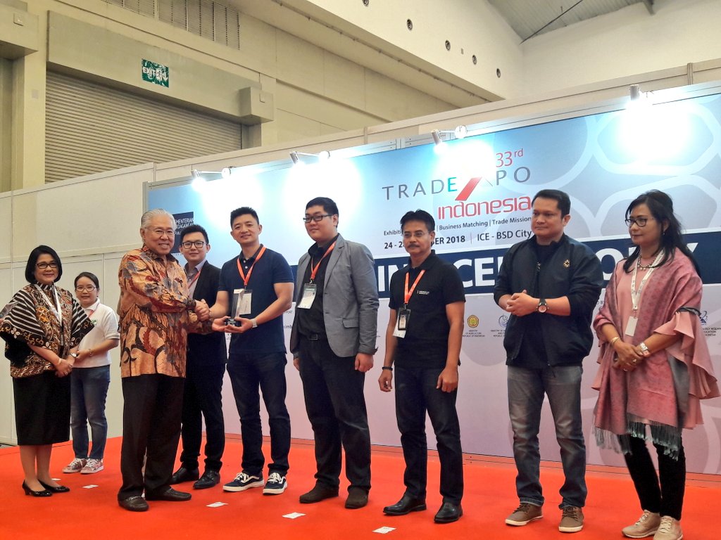 Kemendag's tweet photo. 2. Pada acara penutupan, Mendag @EnggarMendag juga memberikan penghargaan kepada pemenang Export Start Up Competition, Stan Terbaik, dan Perwakilan Perdagangan Berkinerja Terbaik selama #TEI2018. https://t.co/FkQOqtq3mz