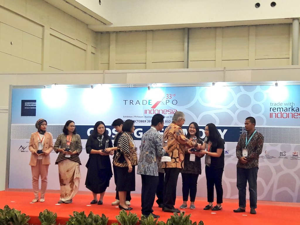 Kemendag's tweet photo. 2. Pada acara penutupan, Mendag @EnggarMendag juga memberikan penghargaan kepada pemenang Export Start Up Competition, Stan Terbaik, dan Perwakilan Perdagangan Berkinerja Terbaik selama #TEI2018. https://t.co/FkQOqtq3mz