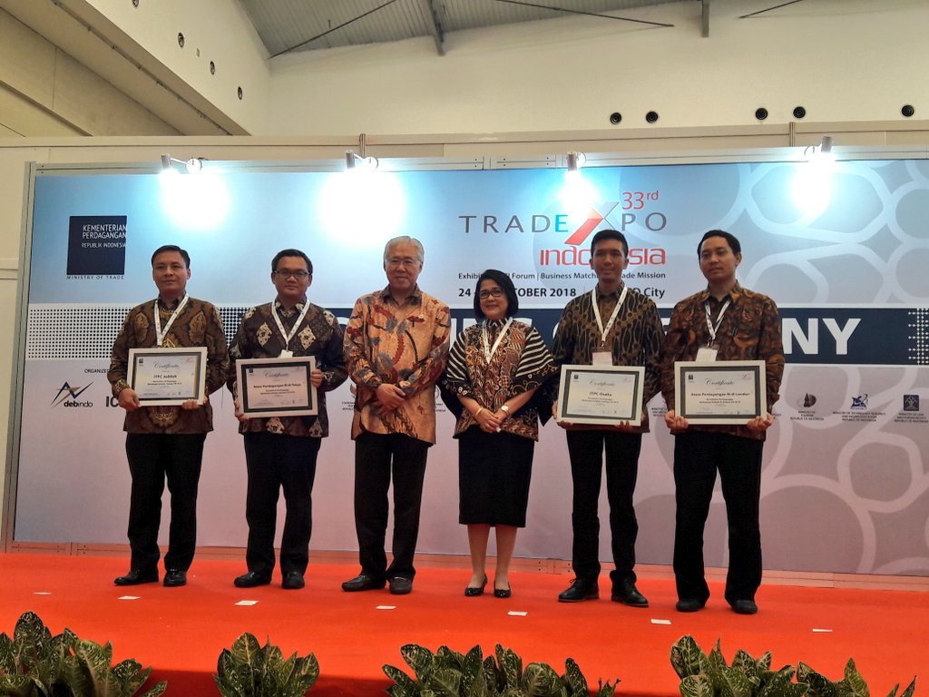 Kemendag's tweet photo. 2. Pada acara penutupan, Mendag @EnggarMendag juga memberikan penghargaan kepada pemenang Export Start Up Competition, Stan Terbaik, dan Perwakilan Perdagangan Berkinerja Terbaik selama #TEI2018. https://t.co/FkQOqtq3mz