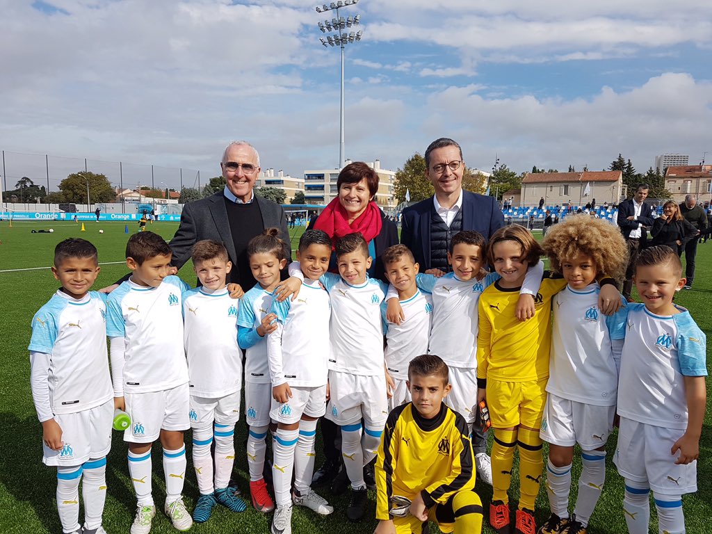 RoxaMaracineanu's tweet photo. Découverte de l’#OM campus avec Franck #McCourt et Jacques-Henri Eyraud. Un centre d’entraînement au cœur de la cité pour les filles et garçons de 20 clubs de #football de Marseille qui y forment aussi leurs éducateurs. Une initiative vertueuse qui unit le club et la ville. https://t.co/JP2kW7ZQXL