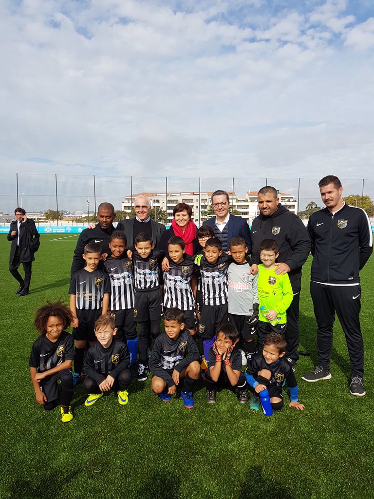 RoxaMaracineanu's tweet photo. Découverte de l’#OM campus avec Franck #McCourt et Jacques-Henri Eyraud. Un centre d’entraînement au cœur de la cité pour les filles et garçons de 20 clubs de #football de Marseille qui y forment aussi leurs éducateurs. Une initiative vertueuse qui unit le club et la ville. https://t.co/JP2kW7ZQXL