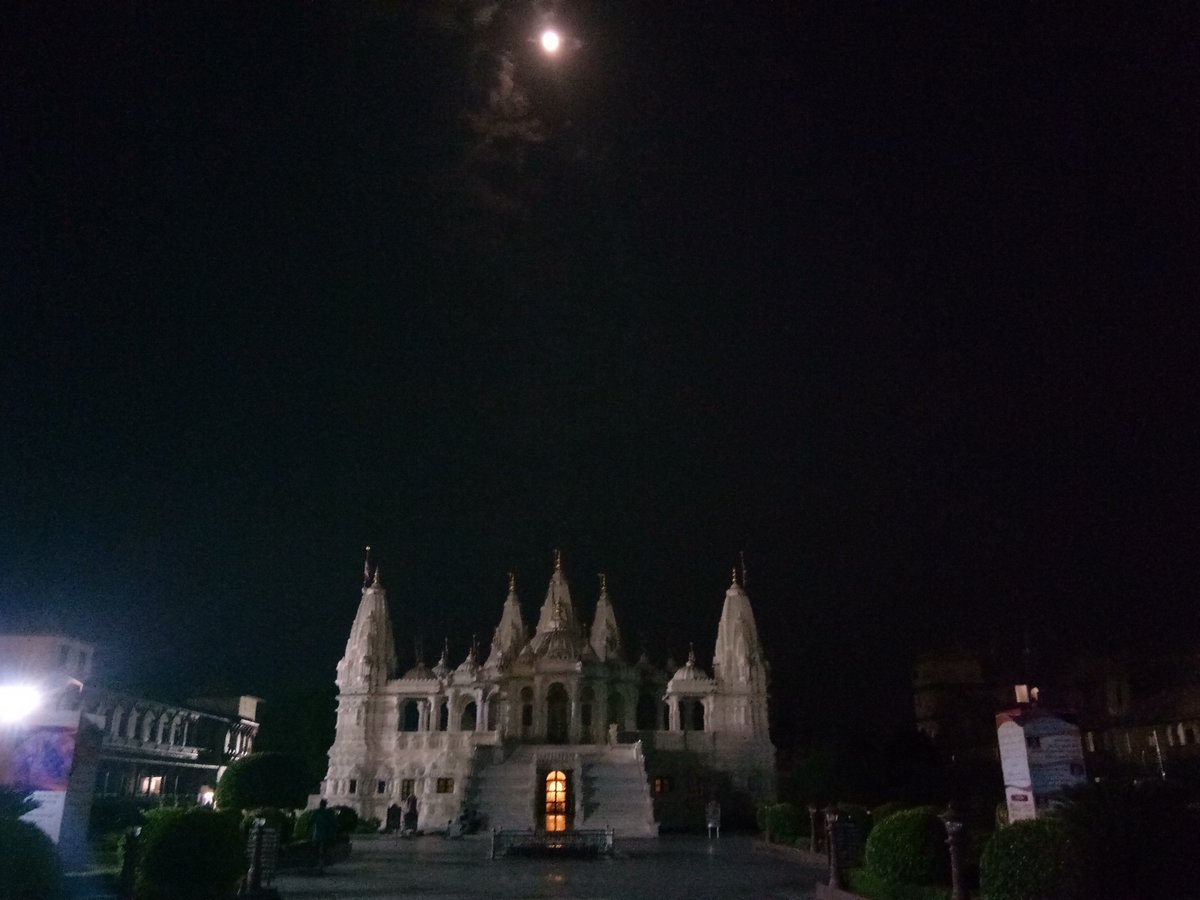 Mohini26698666's tweet photo. Jay swaminarayan... 🙏🙏🙏
#gondal 
#BAPS 
#Temple2018 https://t.co/pzfyRvQpTl