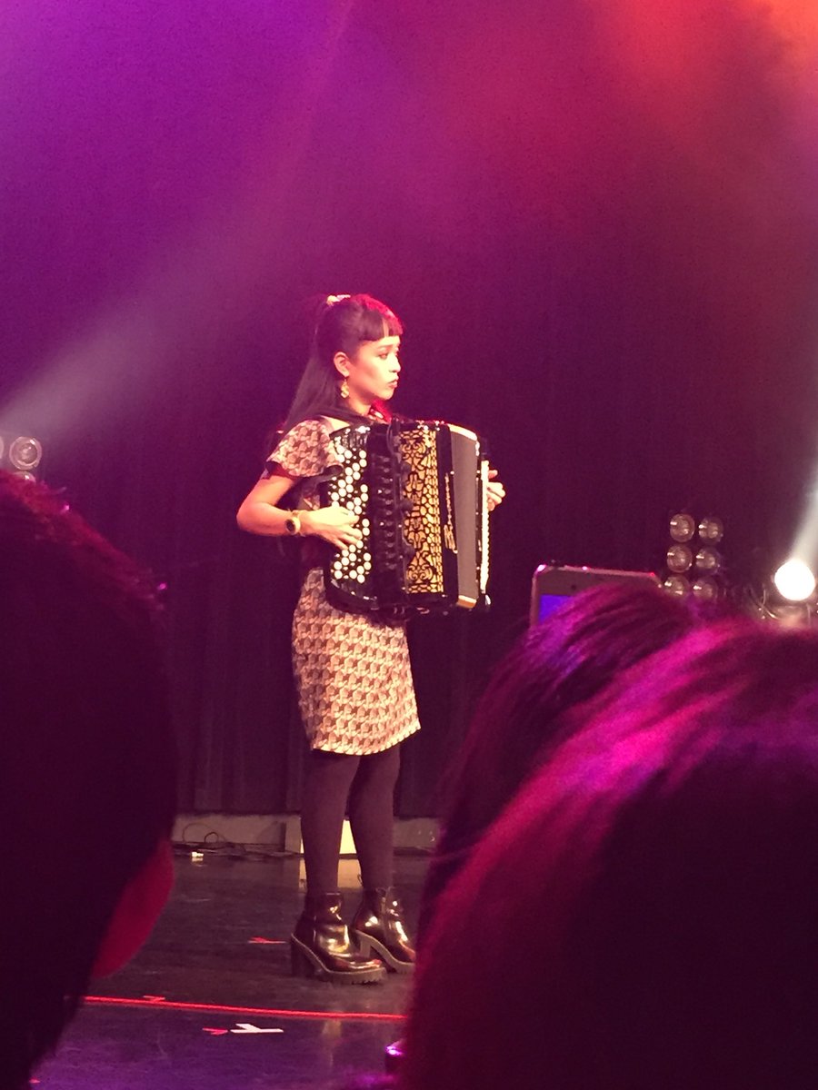 rock3cat's tweet photo. 初キツネツキ最高でした！！
立ち位置把握してなかったから卓郎さんがめちゃくちゃ前でカッコ良すぎた😂💕
滝さんバイオリンも弾くし真緒ちゃんと笑顔で弾いてるのが尊かった😭🙏✨
初チャラン・ポ・ランタンも面白くて可愛くて写真撮らせてくれて楽しかった！☺️ https://t.co/652BBuZOLg