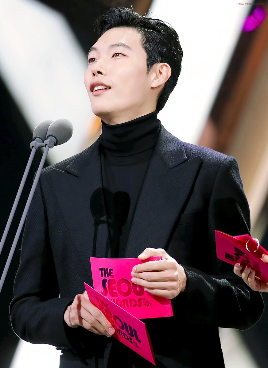 181027 THE SEOUL AWARDS #류준열 bit.ly/2qhLVlb
팬들 보는거 너무 너무 너무