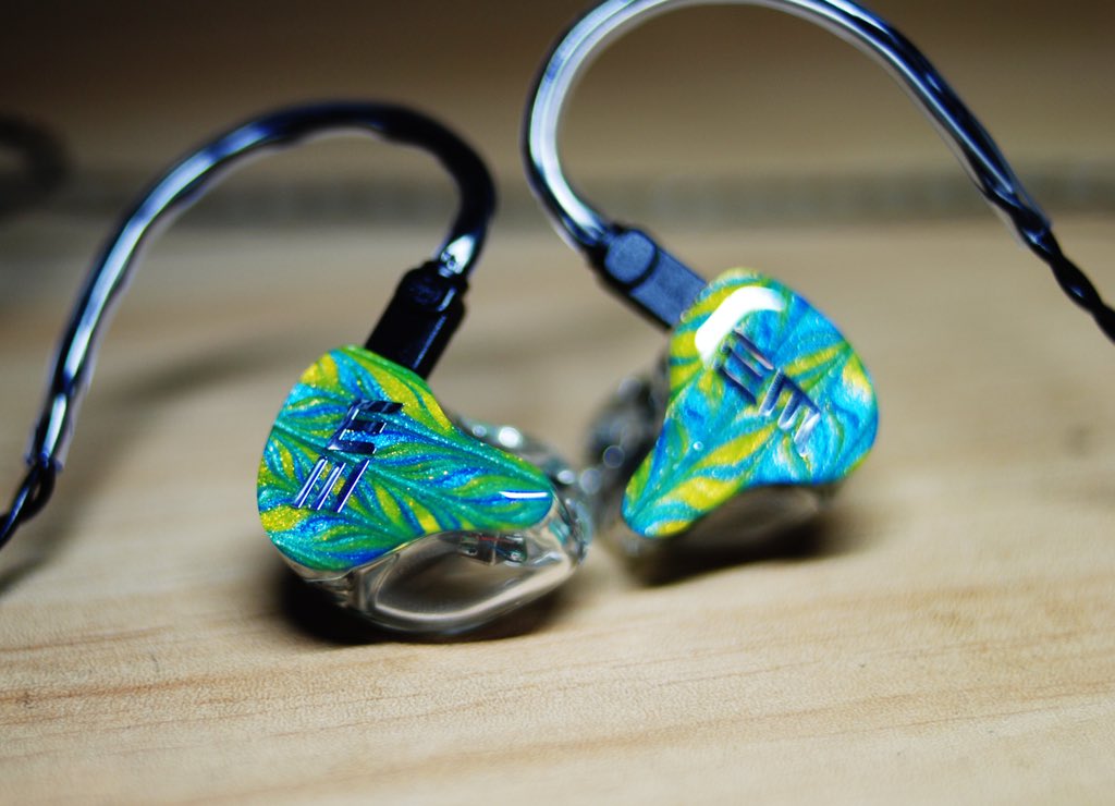 Joeyemchow's tweet photo. Clear shell with rainbow artwork. #eternalmelody #emaudio #em5h #em2 #em5 #em6 #em8 #earphones #headfi #custominear #music #audiophile https://t.co/bWgPwAI1NE