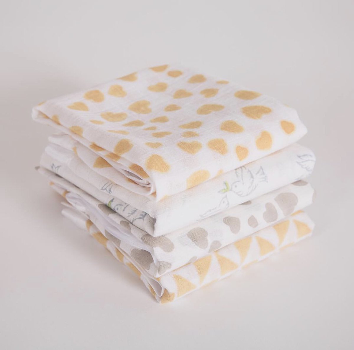 🎃 👻 🦇 Forget about the tricking and focus on the #treating this Halloween 😉How about treating a little one to a luxurious satin trimmed Muslin Square? 💛#Halloween #trickortreat #