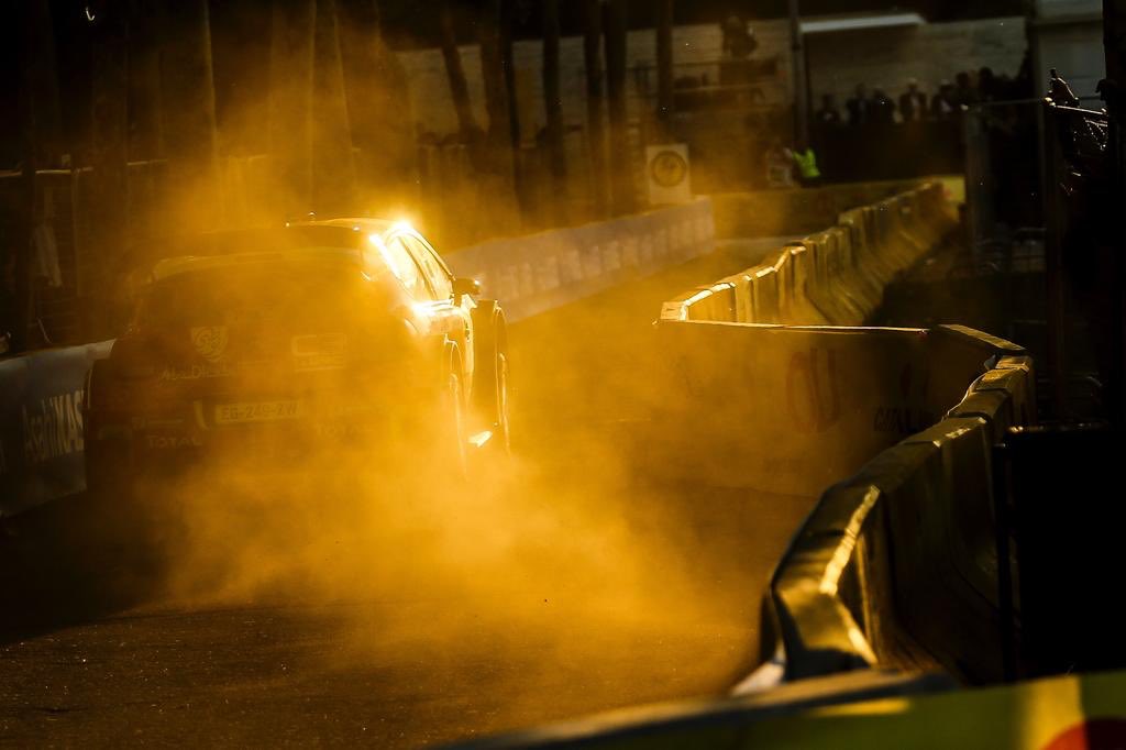 SebastienLoeb's tweet photo. SS15 : scratch et P1 au général ❗️ « On avait dit qu’on donnerait tout, c’est ce que l’on a fait dès la première ES et aussi un tentant un pari sur le choix de pneus ... Maintenant, c’est loin d’être fini, il reste encore 3 ES » #WRC #RallyRACC #CitroënRacing https://t.co/XIpEvrguqp