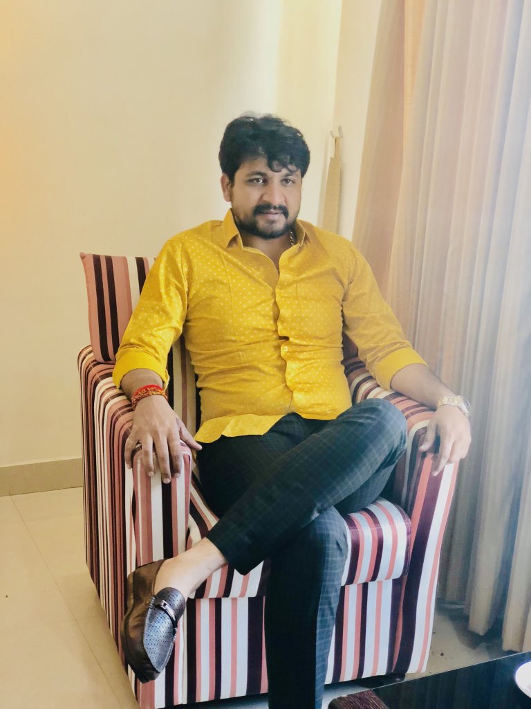thedineshdesai's tweet image. तूफ़ान ज्यादा हो तो कश्तियां डूब जाती है....
और अहम ज्यादा हो तो हस्तिया भी डूब जाती है.... @meetdineshdesai #JayVisatMeldiMaa #VisatMeldi #DineshDesai #BJPGujarat #BJYM #ModiFor2019 #MannKiBaat #SardarPatel