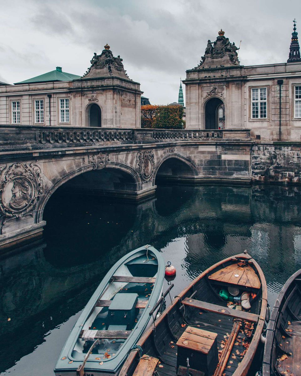 VisitCopenhagen's tweet photo. The classic Marble Bridge is oozing old-school charm – even on a cloudy day ⛅ https://t.co/QPZgxDePHq