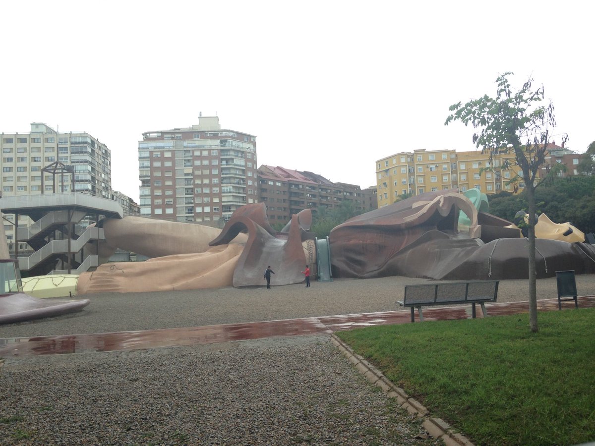 DorritVerkade's tweet photo. Stadspark in Valencia. Inspiratie voor groen blauwe stad in #Dordrecht ! Sporten, spelen, social meeting point. https://t.co/CpTiyMBziG