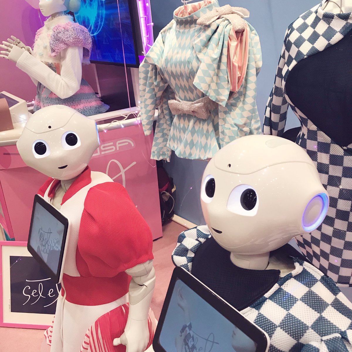 sel_et_official's tweet photo. ．
PLUG IN 2019SS
無事終了しました✨たくさんの方にご来場いただきロボット達もご満悦のご様子🤖✨
．
#fashion #robot #apparel #design #instagood #love #ootd #tokyo #shibuya #selet #ファッション #ロボット #アパレル #展示会 #ヒカリエ #pepper #ペッパー https://t.co/pub43UqBDr