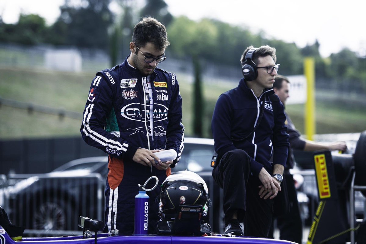 DellAccioDriver's tweet photo. Focus mentale in quegli attimi prima di entrare nell’abitacolo ..  alle 09.00 parte #Race2 dell’ @italianf4championship @mugellocircuit https://t.co/gYbTwM2K5A