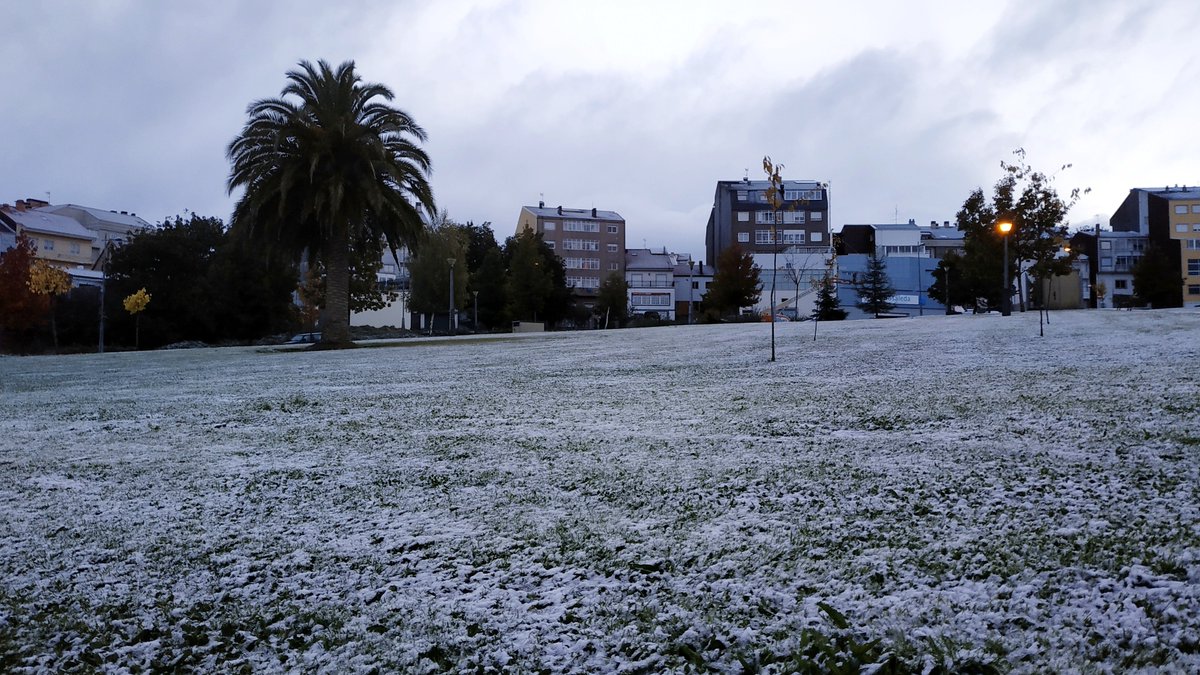OTempoTVG's tweet photo. #Olatempo a ❄️tamén chegou a comarcas do interior da provincia de Pontevedra. #Lalin #Dozon #Agolada están tinguidas de branco esta mañá. A cota de ❄️irá ascendendo ao longo do día ata os 1200 m #Felizdomingo
📸Marta Díeguez (Dozón)
📸Isabel García (Lalín) https://t.co/gNtaRY8wXf