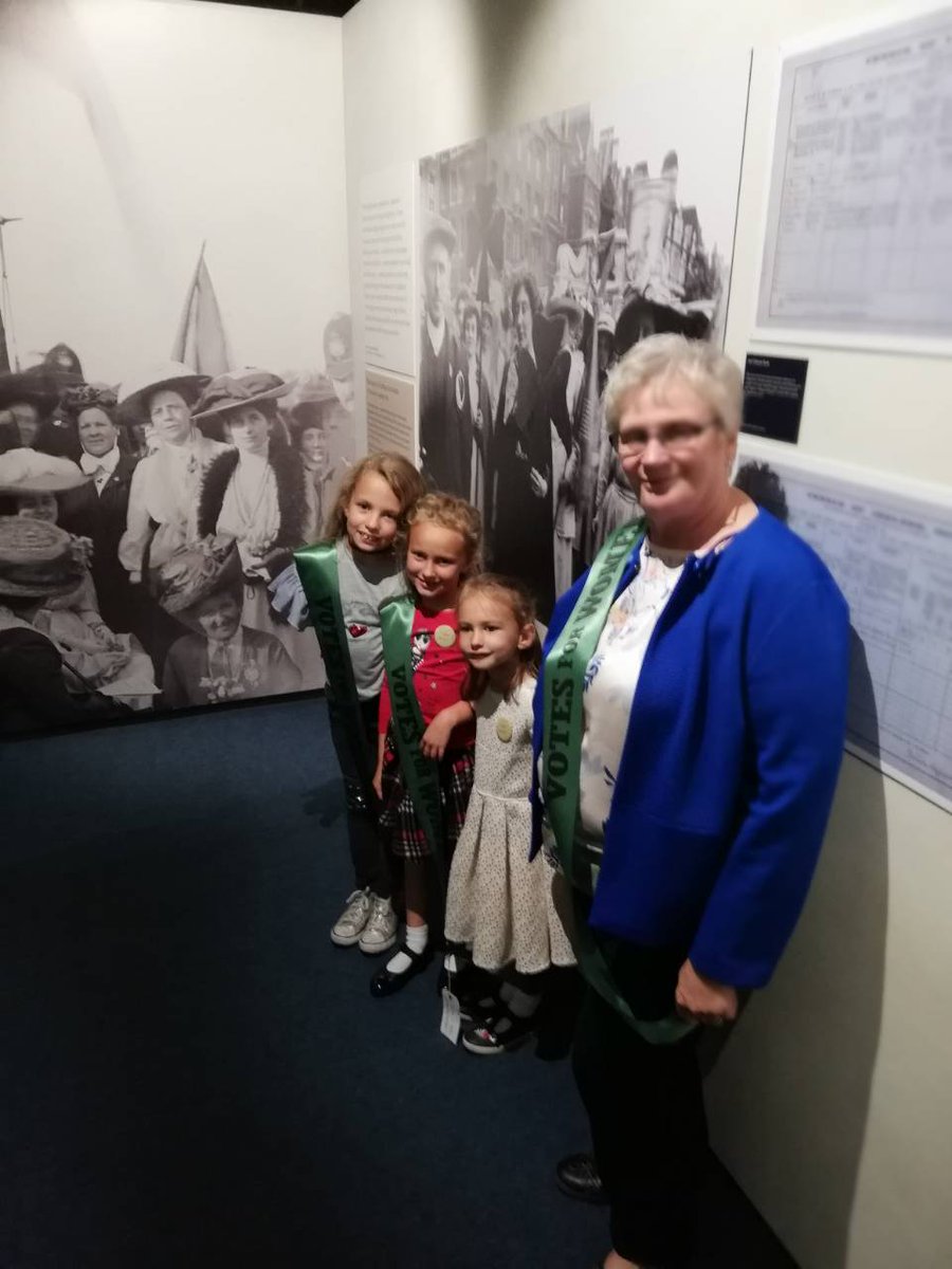 kmackfitzgerald's tweet photo. I've submitted pictures to @PeoplesPicture of my grand aunt, suffragette Laura Geraldine Lennox, my gran, mom and three daughters. A legacy of incredible stong women. #FaceOfSuffrage #bannercaptain #womenssunday #hydepark https://t.co/yccKPE75DE