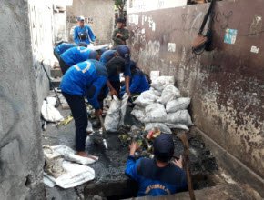 DinasSDAJakarta's tweet photo. Kegiatan kurasan Tindak lanjut pengaduan warga di Sal.PHB.ATK Gang H.Mualla kel.Palmerah kec.Palmerah oleh PKLG Sudis SDA kec.Palmerah
@aniesbaswedan
@DKIJakarta
@TeguhHendarwan
@DinasSDAJakarta
@BPBDJakarta
@BeritaJakarta
#PasukanBiru
#SetahunMajuBersama https://t.co/kc6uQEeUdS