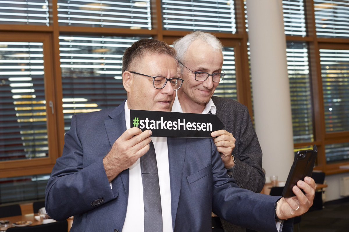 ulcdu's tweet photo. Wenn wir Hessen wären, hätten wir jetzt schon Volker Bouffier und die CDU gewählt. Da wir Brandenburger und Berliner sind, wählen wir ganz klar später CDU. #cduhessen #volkerbouffier #starkeshessen https://t.co/K6iMYM5UNA