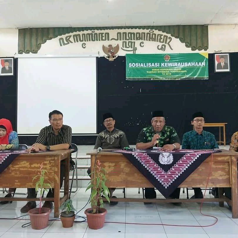JogjaPkb's tweet photo. Sosialisasi Kewirausahaan Bertempat di Balai Desa Pendowoharjo, Sewon, Bantul.
Kerjasama DPRD Bantul H. Subhan Nawwawi, DPRD DIY Aslam Ridlo dengan Dinas Koperasi UMKM DIY. https://t.co/2T9hXw00Cd
