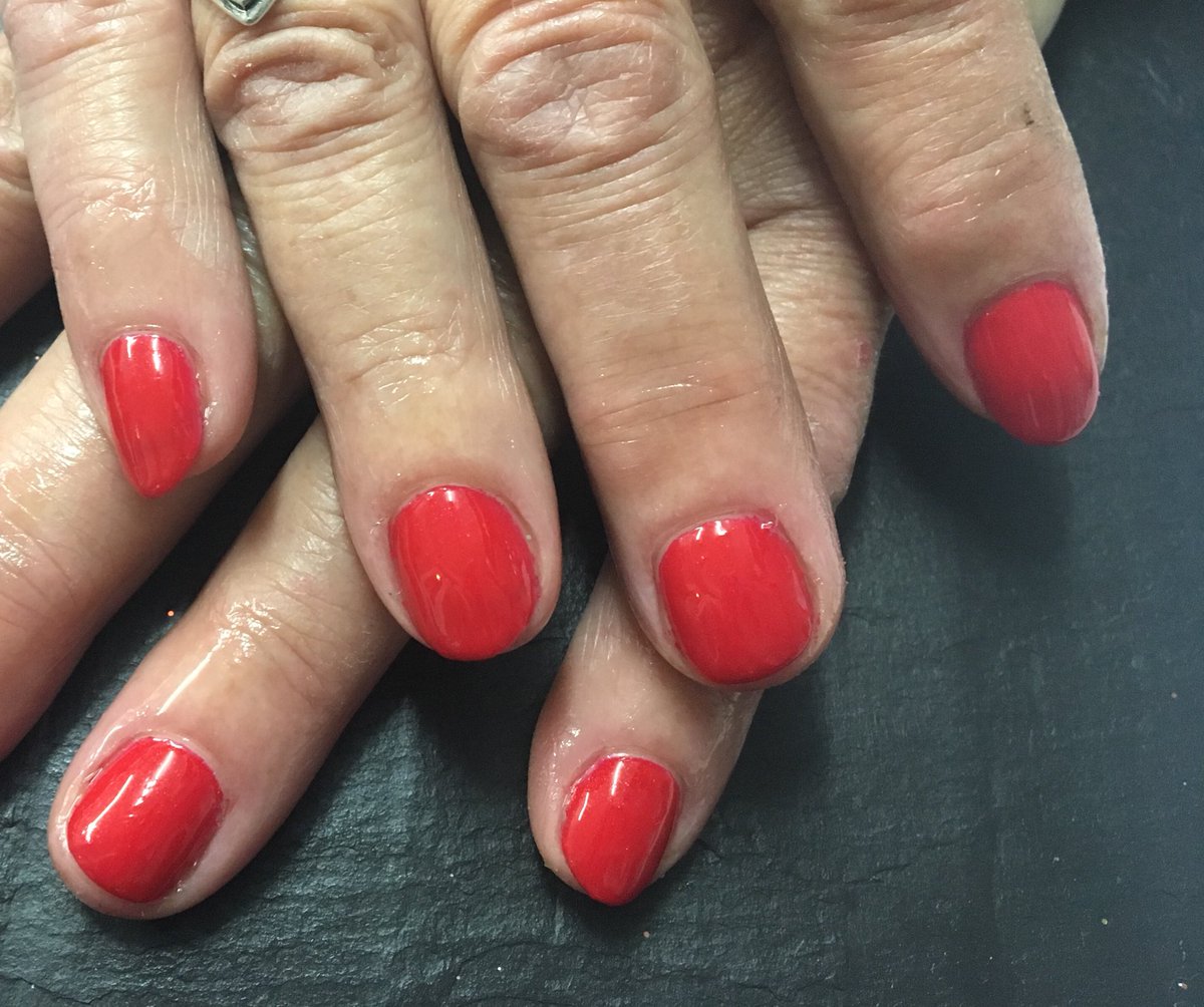 BeautiqueP's tweet photo. Can’t beat a #shellachollywood red can you. Forever classy. Oes gwell na coch Hollywood?? JBird yn barod am Queen neithiwr ❤️ #shellacnails #beautiquemelpowell #aberystwythnails #yagym #rednails #cndshellac https://t.co/rXHXfqrkVX