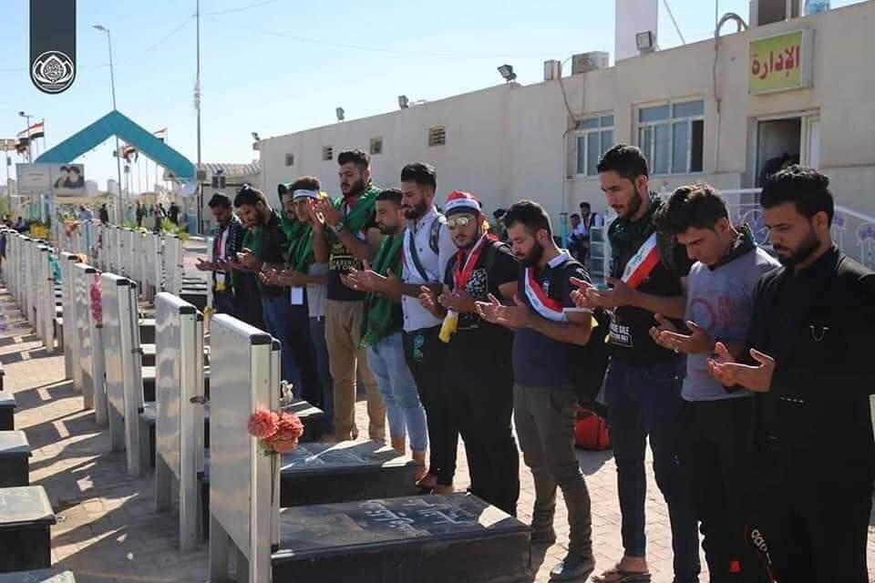 M__4k's tweet photo. عندما تقف الطوائف صفاً واحداً كالعراق اعلم انك في حضرة الصدر العراقي 🇮🇶♥️

|| وفدٌ لطلبة الجامعات العراقية في زيارة لمرقد الشهيد السيد ��حمد الصدر ونجليه قُدست اسرارهم الشريفة . https://t.co/qW1sgW6MLb
