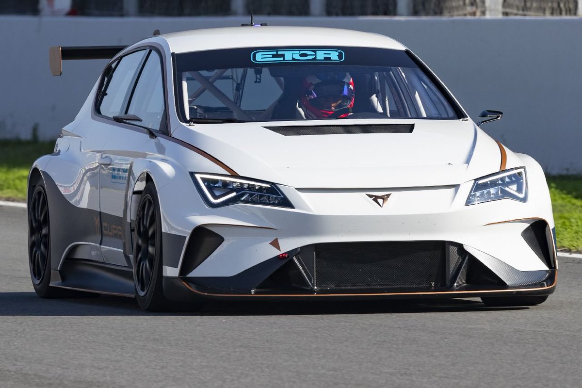 StrasilV's tweet photo. V Barceloně bylo představeno první mistrovství elektricky poháněných cestovních vozů TCR. Značka #CUPRA je s elektromobilem e-Racer průkopníkem v historii těchto závodů. Elektromotory závodního vozu e-Racer poskytují výkon až 500 kW (680 k)! #emobilita https://t.co/hV82TRK0yw