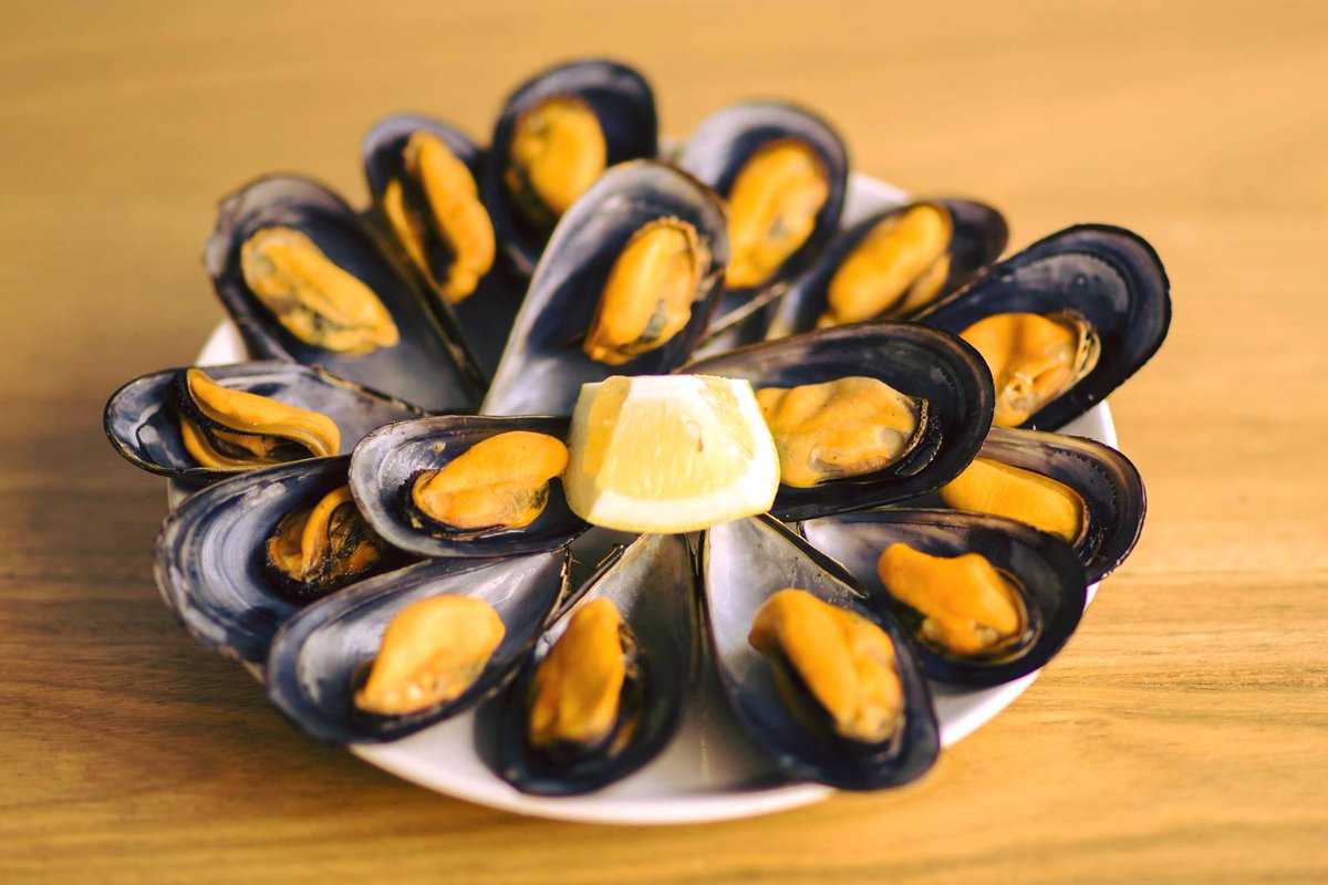 Estamos a #viernes y es fin de semana...Y desde La Sirena Verde os proponemos nuestro "Barco de mejillones" para compartir y maridar con uno de nuestros vinos blancos ¿Los vas a dejar escapar? En Gran Vía #Desde1969
#CocinaMediterranea #CocinaGallega lasirenaverde.com