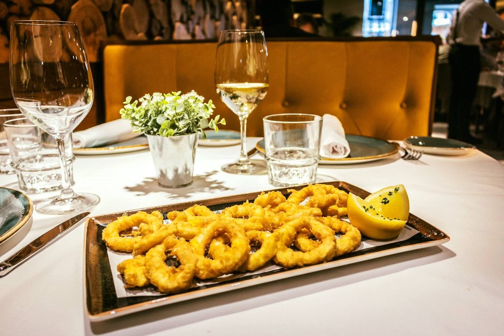 Sabías que el calamar de potera es el de mejor calidad, ya que se pesca a anzuelo, lo que hace que su textura se transforme y sea mucho más exquisito "Calamar de potera a la romana" en La Madreña ¡Delicioso!
#CocinaAsturiana #Desde2000 lamadrena.com