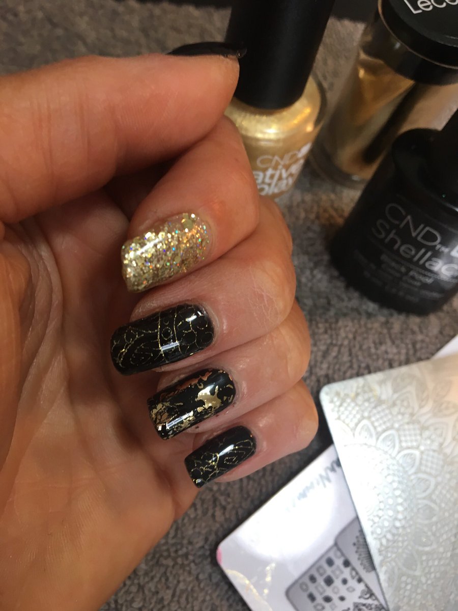 BeautiqueP's tweet photo. Amser chware cyn brecwast! #shellacblackpool stampio a foils aur 🖤 
Gold foiling &amp; stamping using #lecentefoils &amp; #creativeplay &amp;#yoursstampingplates🖤 Play time before breakfast 
#nailart #nailstamping #s2artrageous #yagym #blacknails #goldnails #aberystwythnails #lampeternails https://t.co/BCNUSydPLJ