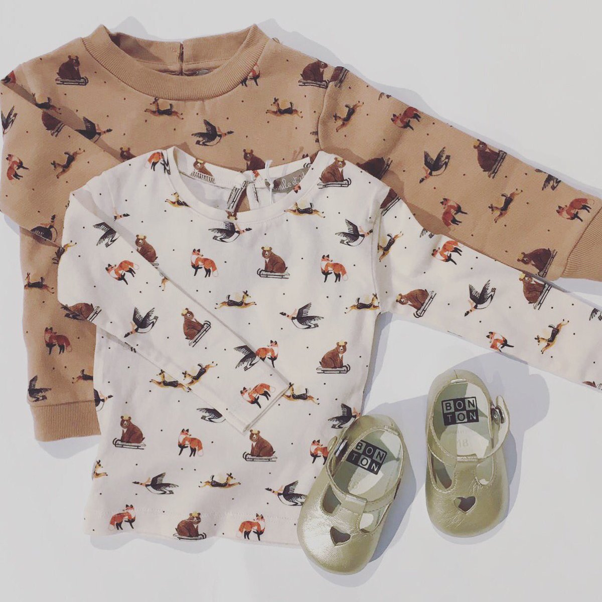 Heb je warme mooie winterkleertjes nodig voor jouw kleintje? Onze winkel is vandaag open van 12-16.30 of bekijk onze website broerenzus.nl