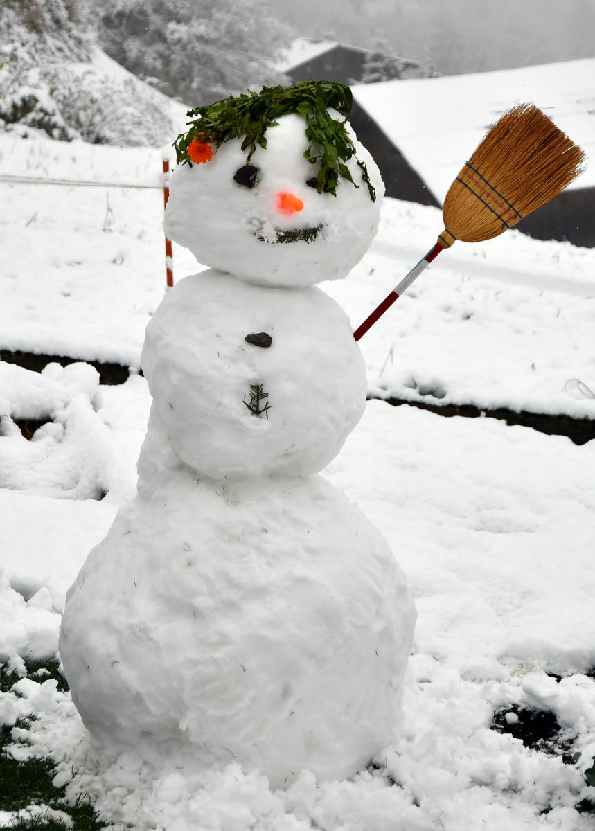 The first snowman in this winter. Should we call him Moritz, Olaf or Fritz...? #wengen #switzerland #firstsnow #inlovewithswitzerland