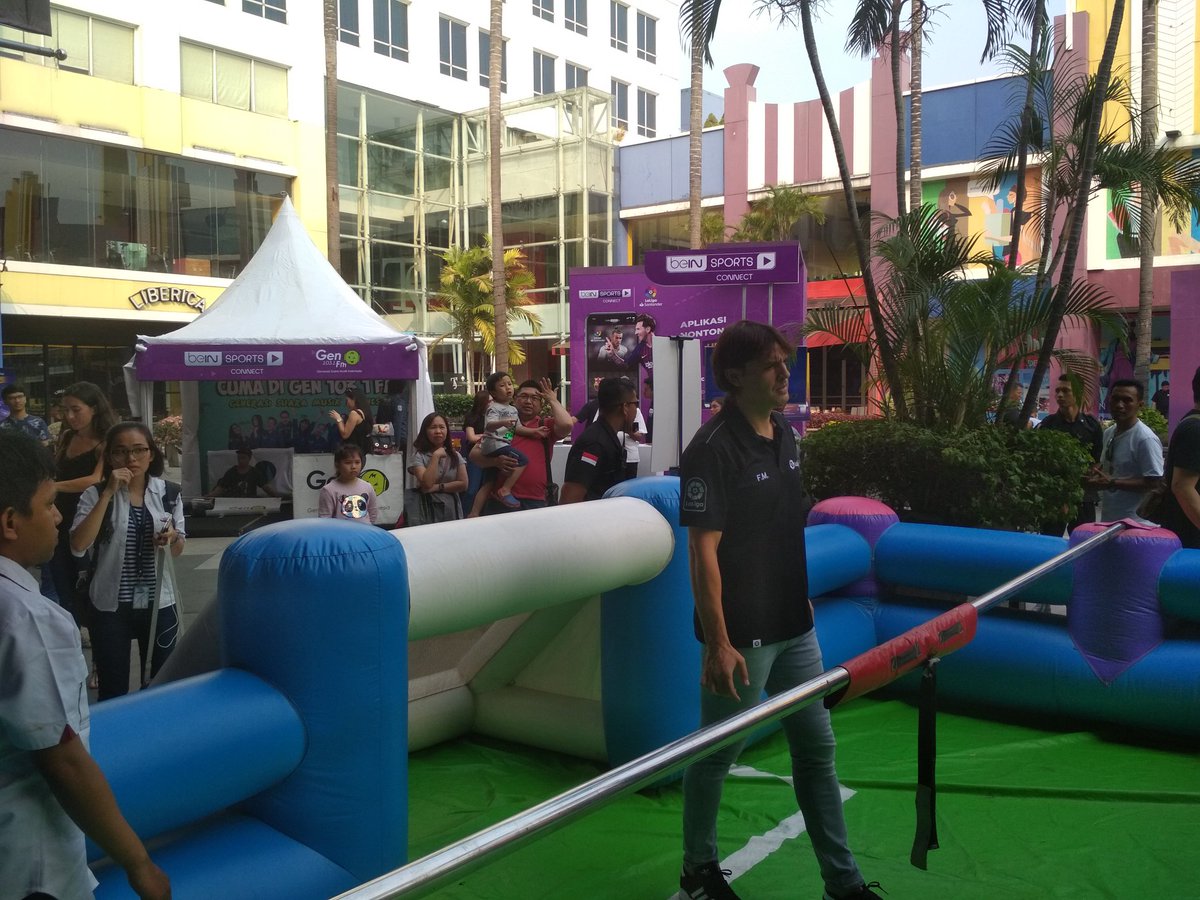 beINSPORTSid's tweet photo. Udah mulai rame nih. @MorientesNo9 juga udah datang! Tunggu apa lagi dateng sekarang langsung ke Surabaya Town Square (SUTOS) #beINSPORTSID #NobarElClasico #ElClasicoIndonesia https://t.co/Z7zReZPywl