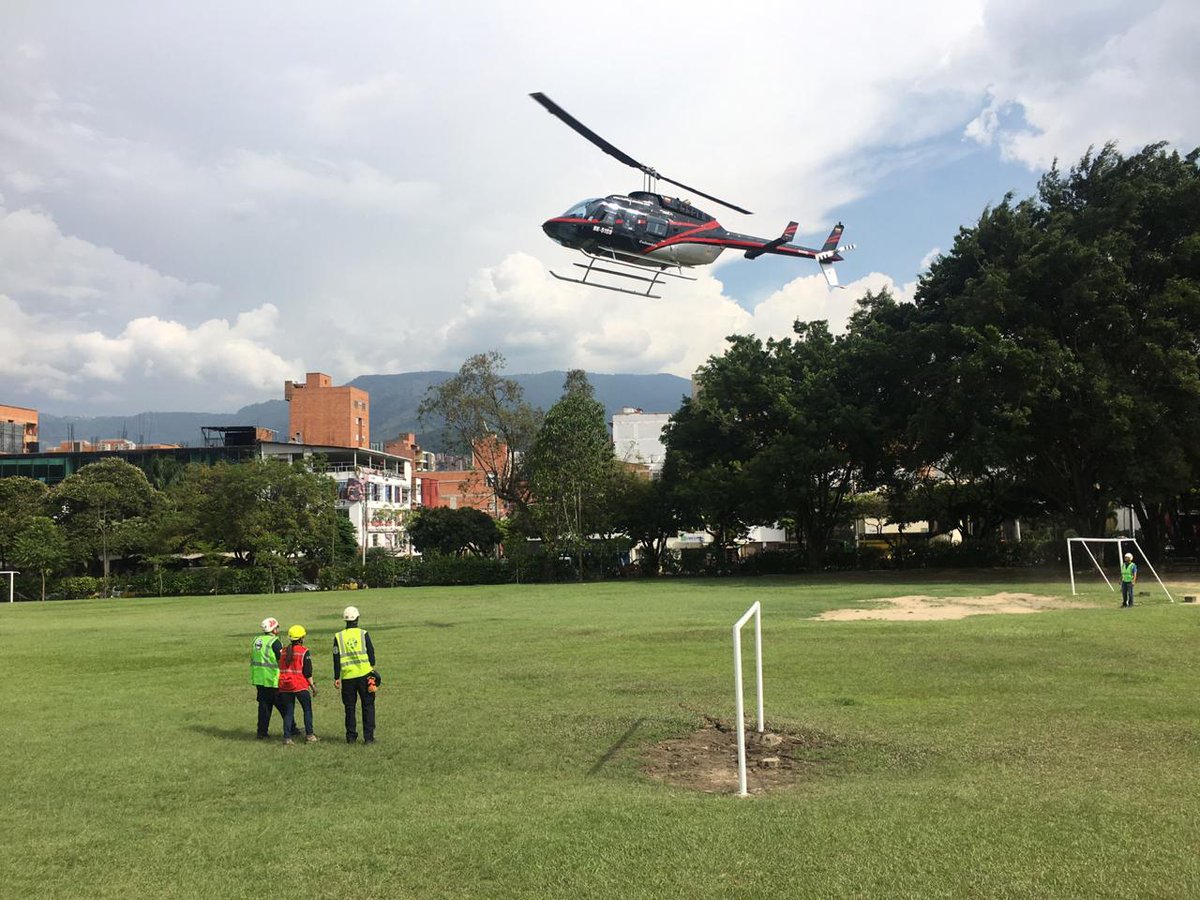 casara73's tweet photo. Agradecidos siempre con el apoyo de las diferentes empresas del @AlianzaSMS entre ellas a @Heliflycolombia que siempre ha estado apoyando nuestro voluntariado 
Helicóptero Bell 206 LIII ingresando a las instalaciones del campus de la @upbcolombia durante el #simulacro2018 https://t.co/b4JWh11jS6