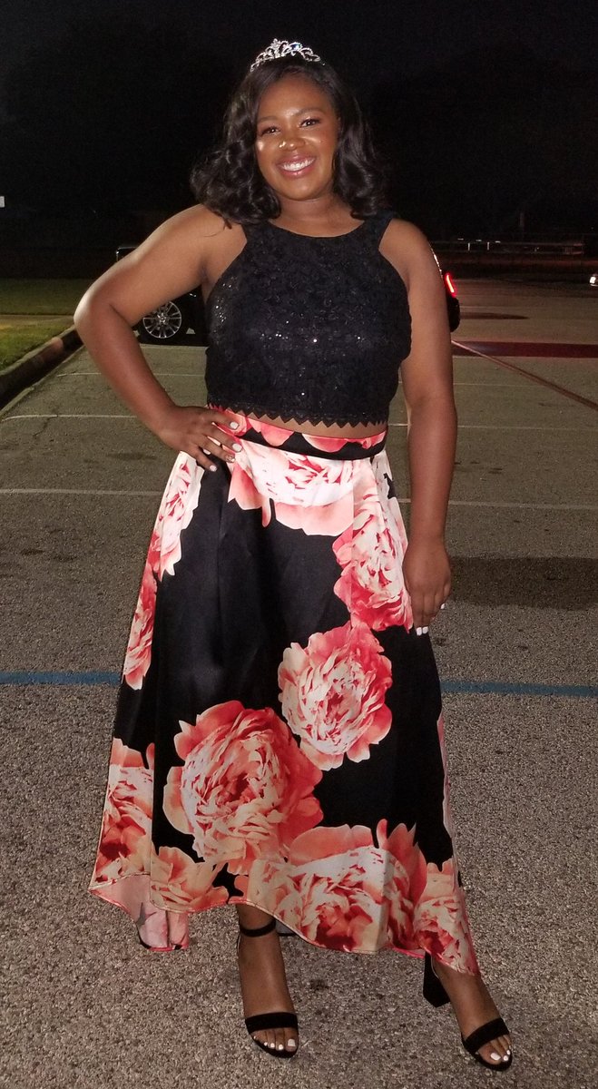 ericawrobinson's tweet photo. Queen Bailey! #2018hoco #whhs #hailtothequeen https://t.co/7cl99urDCK
