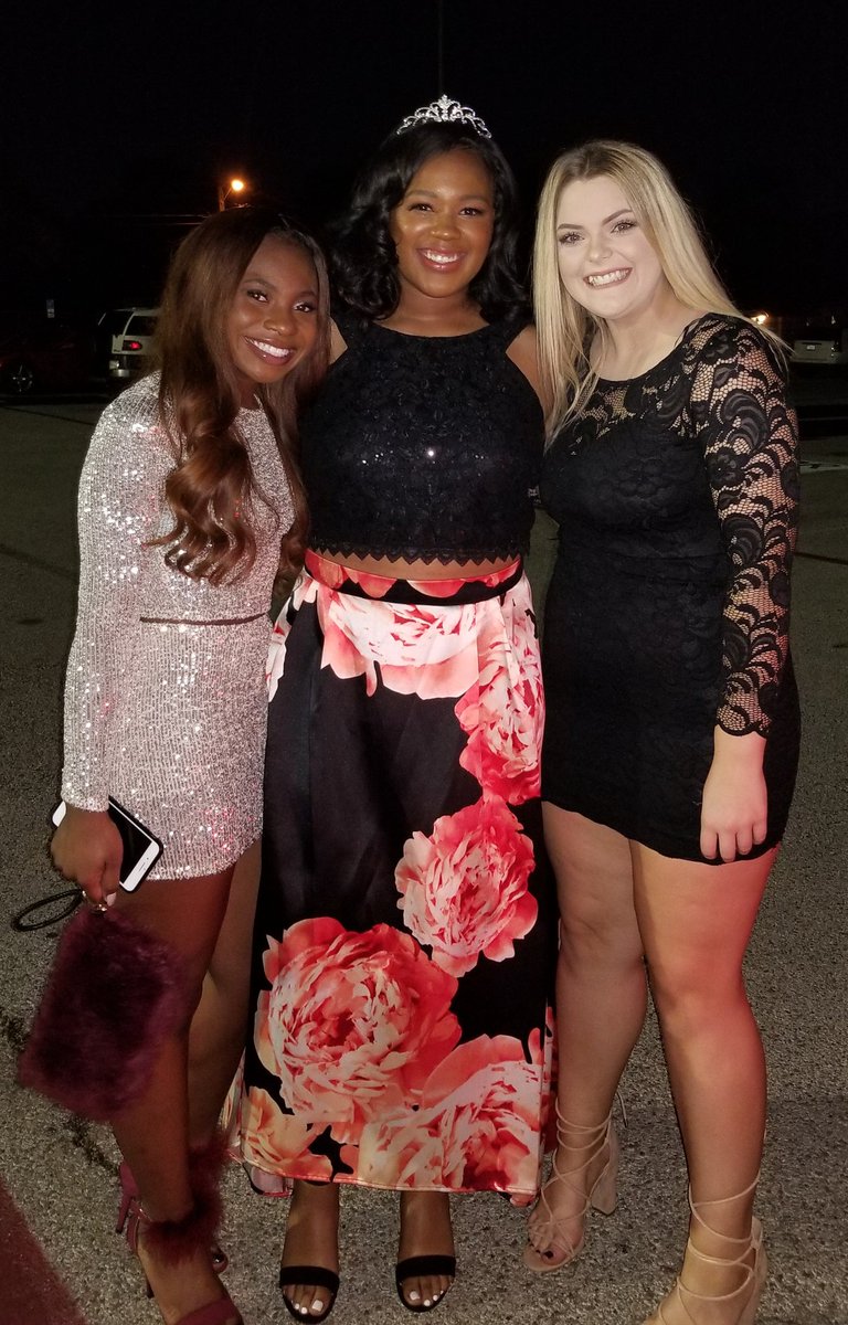 ericawrobinson's tweet photo. Queen Bailey! #2018hoco #whhs #hailtothequeen https://t.co/7cl99urDCK