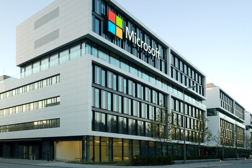 Iran_Computer's tweet image. #مایکروسافت با عبور از #آمازون دومین شرکت باارزش جهان شد؛ بعد از انتشار گزارش مالی آمازون که باعث کاهش ۶۵ میلیارد دلاری ارزش بازار این فروشگاه اینترنتی شد، حالا مایکروسافت با ارزش بیش از ۸۲۱ میلیارد دلار، آمازون ۸۰۱ میلیارد دلاری را پشت سر گذاشته است.
#iccshop
#مرکزکامپیوترایران